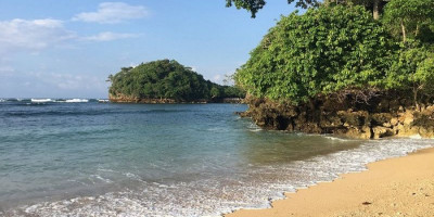 Pantai Banyu Meneng, Berpasir Putih dan Berombak Tenang
