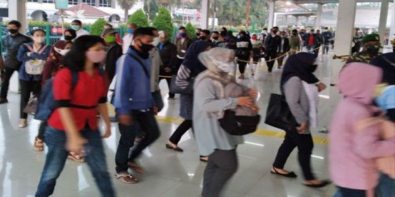 Kurangi Kepadatan KRL, Perum PPD Sediakan 65 Bus 