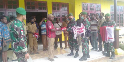 Satgas Yonif 125/Simbisa Bagikan Bendera Merah Putih ke Warga Yanggandur