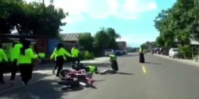 Asyik Joget di Tengah Jalan, Penggalang Dana Tertabrak Motor 