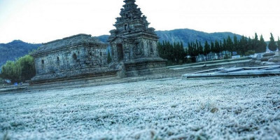 Fenomena Embun Es Kembali Selimuti Dataran Tinggi Dieng