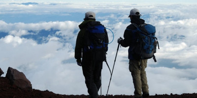 Setelah Karantina 3 Bulan, 2 Remaja Nekat Naik 5 Gunung Sekaligus 