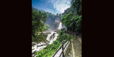 Tengok Pesona Curug Cimarinjung di Sukabumi 
