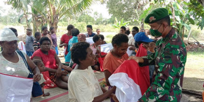 Sambut HUT RI, Satgas Yonif 125 Bagikan Bendera Merah Putih