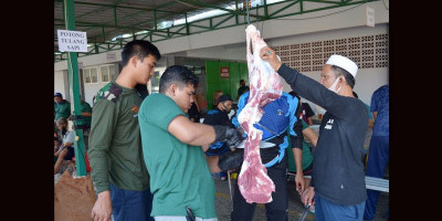 Marinir Bagikan 6000 Kantong Daging Kurban 