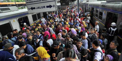 Pak Anies, Ganjil Genap Justru Bikin Penumpang Berdesakan