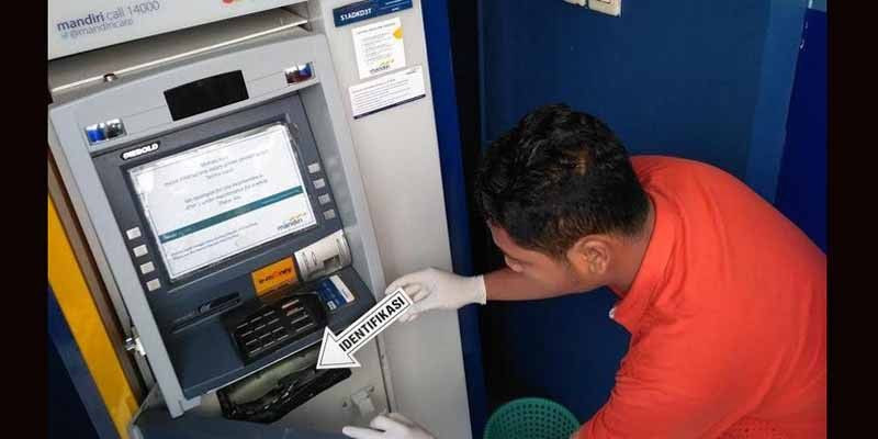 Polisi Tangkap 3 Pembobol ATM, Modusnya Unik Tapi Rahasia Dong  
