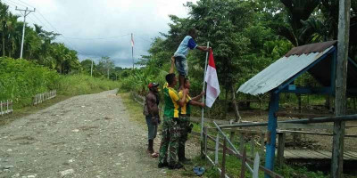 Satgas Yonif 413 Bremoro Gelorakan Pengibaran Bendera Merah Putih di Kampung Yetti