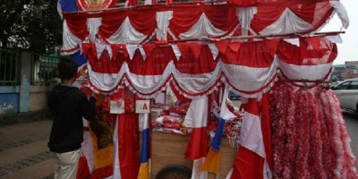 Omzet Pedagang Bendera Merah Putih Turun Hingga 50 Persen