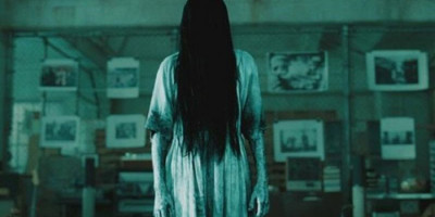 Hantu Wanita di Lift Kantor Tua, Tersenyum dengan Air Mata Darah