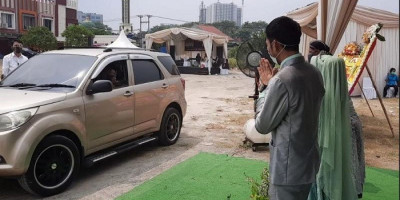 Konsep Pernikahan Drive Thru, Berfoto Bersama Kendaraan dan Pengantin