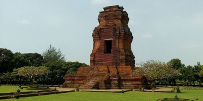 Candi Brahu, Wisata Sejarah untuk Berburu Foto