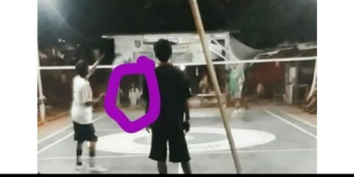 Penampakan Mbak Kunti Asyik Nonton Bulu Tangkis di Depok