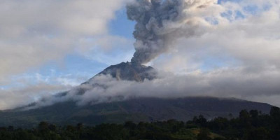 Gunung Sinabung Kembali Erupsi, Tinggi Kolom Abu Teramati 5 Ribu Meter