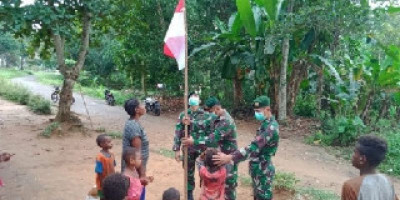 Satgas 754 Kostrad Anjangsana dan Bagikan Bendera di Emete