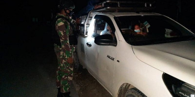 Cegah Pelintas Ilegal, Satgas Pamtas RI-PNG Gelar Sweeping Malam