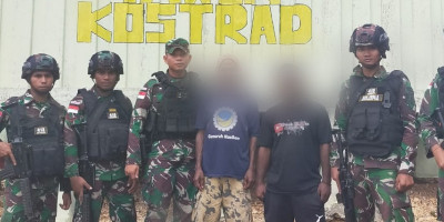 Satgas Yonif 413 Terima Senjata Rakitan dari Warga Koya Barat