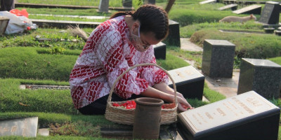 Ikut Pilkada, Saraswati Tak Lupa Doakan Leluhur