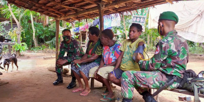Satgas Pamtas RI-PNG Yonif 125 Gelar Pelayanan Kesehatan Keliling