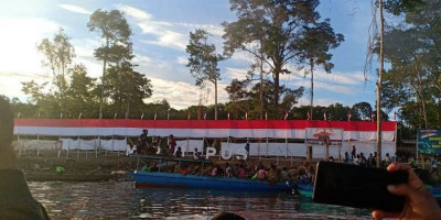 TNI-Polri Bentangkan Bendera Merah Putih 75 Meter di Bamgi