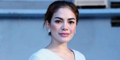Nikita Mirzani Pose Sedang Kencing dengan Celana Terbuka, Netizen Heboh