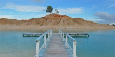 Sepotong Negeri Seribu Satu Malam di Gurun Pasir Telaga Biru