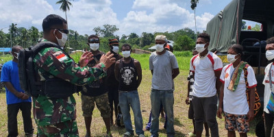 Satgas Pamtas Yonif 413 Gelar Sosialisasi Covid-19 di Kampung Skofro