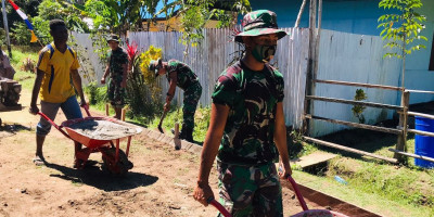 Satgas Yonif 125 Bantu Warga Kampung Rawa Biru Membangun Jalan