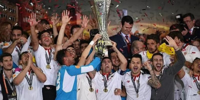 Sevilla Persembahkan Trofi Liga Europa untuk Pemainnya yang Meninggal