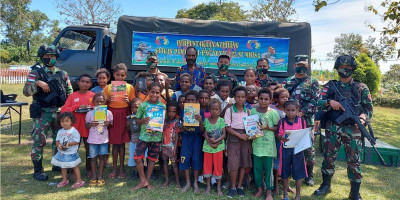 Keceriaan Anak-anak Perbatasan Disambangi Perpustakaan Keliling   