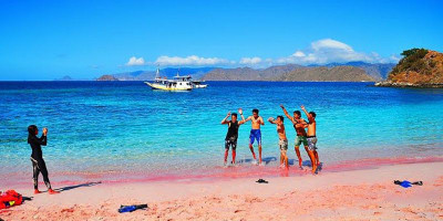 Eksotisme Pantai Berpasir Pink yang Bikin Betah