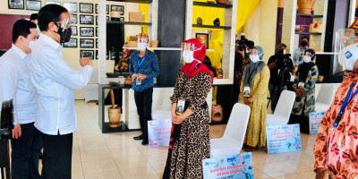  Serahkan Banpres, Jokowi: Pelaku Usaha Harus Tetap Kerja Keras
