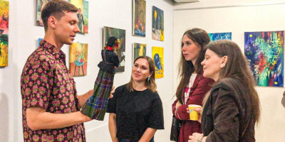 Lukisan Wayang Bernuansa Batik Ramaikan Pameran Seniman Muda Rusia