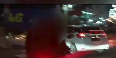 Lihat yang Dilakukan Sejoli Ini, Bercumbu Sambil Naik Motor Sampai Terjatuh