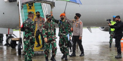 Disambut Danlanud Silas Papare, Panglima TNI dan Kapolri Lepas Satgas Kedisiplinan Covid-19  