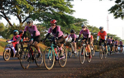 Ganjar Pranowo Gowes Bareng Artis di Tour de Borobudur