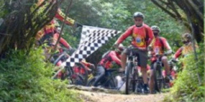 Marines Cycling Community Nggowes Sepeda di Puncak Bogor