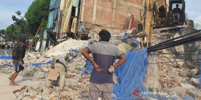 Ruko Empat Lantai di Cideng Roboh, Arus Lalin Dialihkan
