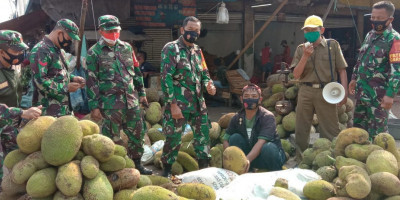 Bagikan Masker