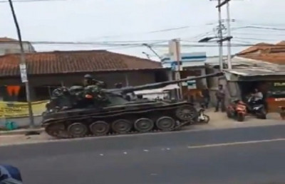 Tank TNI Hantam Motor dan Gerobak, Polisi: Tidak Ada Korban Jiwa