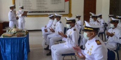 Batalyon Roket 2 Marinir Potong Tumpeng 