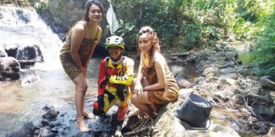 Viral, Video Pesepeda Rebutan Selfie dengan Wanita Berjarit di Sungai