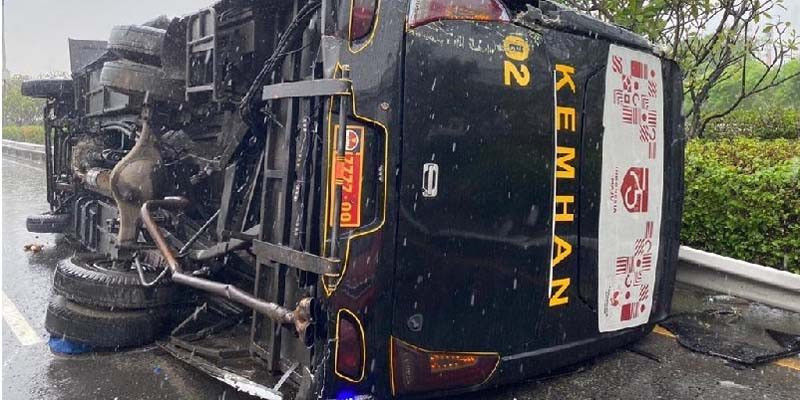 Kecelakaan di Tol Jagorawi Akibat Bus Kemhan Tabrak Pembatas