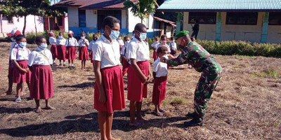 Cegah Covid-19, Satgas Pamtas Yonif 125/Simbisa Bagikan Masker di Sekolah