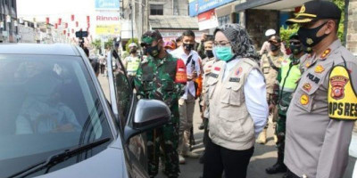 Tidak Pakai Masker Dihukum Nyanyi Lagu Nasional 