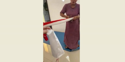 Ibu-ibu yang Gunting Bendera Merah Putih Sengaja Cari Penyakit