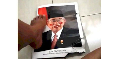 Ingin Tenar, Perempuan Ini Injak-injak Foto Wapres