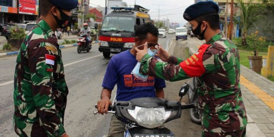 Cegah Penyebaran Covid-19, Babinpotdirga Lanud Silas Papare Bagikan Masker ke Pengguna Jalan