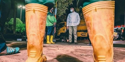 Larut Malam Anies Tinjau Lokasi Pemakaman Korban Covid-19, Mendengarkan Cerita