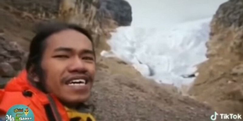 Menangis Melihat Salju di Puncak Gunung Jaya Wijaya, Pemuda Ini Singgung Pemimpin yang Lupa Keseimbangan Alam 